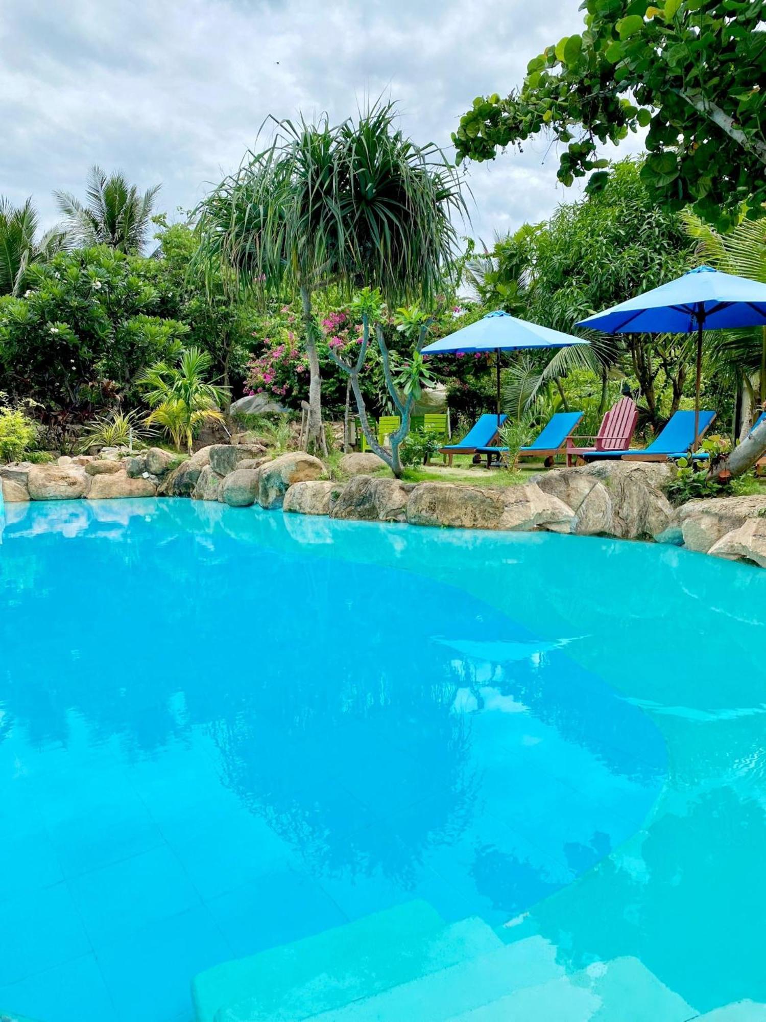 Me Bungalow Beach Resort 潘切 外观 照片